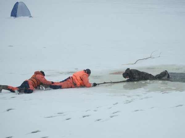 Морозы в Киеве: рыбаки проваливаются в воду